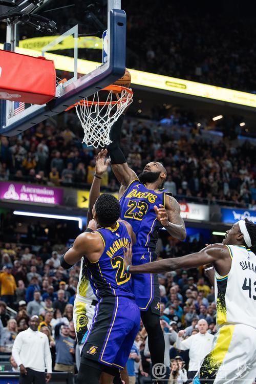 里弗斯跟进补篮得分,詹姆斯上篮未中 里弗斯跟进补篮得分,詹姆斯上篮未中